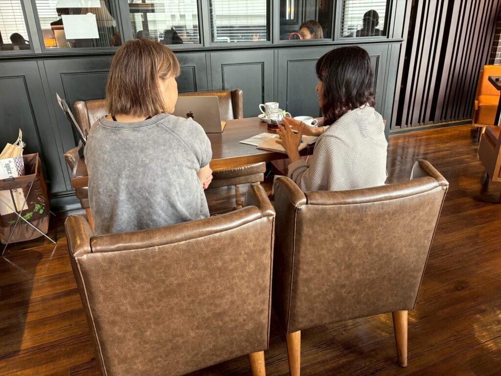 介護の話をしている女性たち