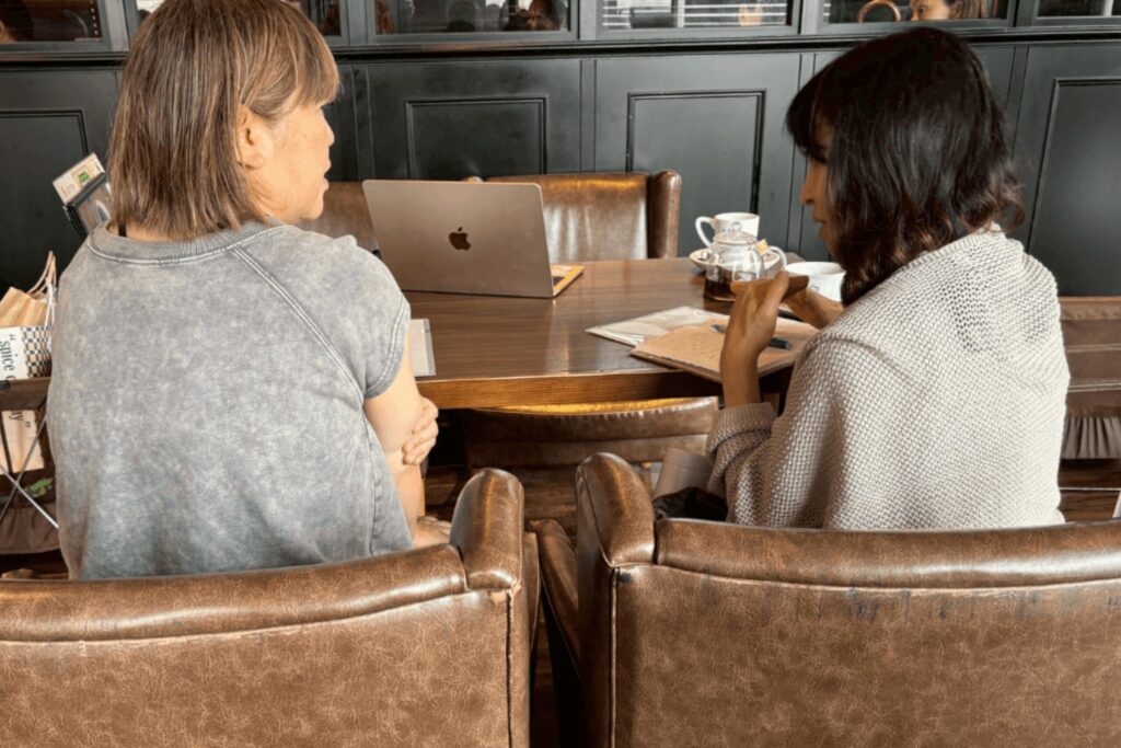 介護の話をしている女性