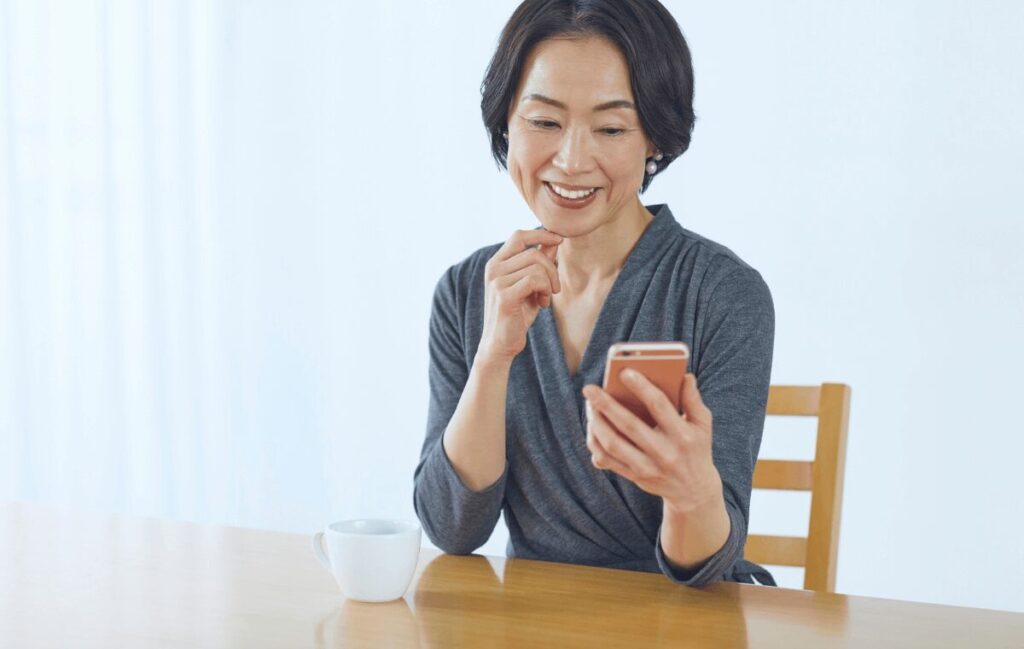 連絡を見て安心する女性