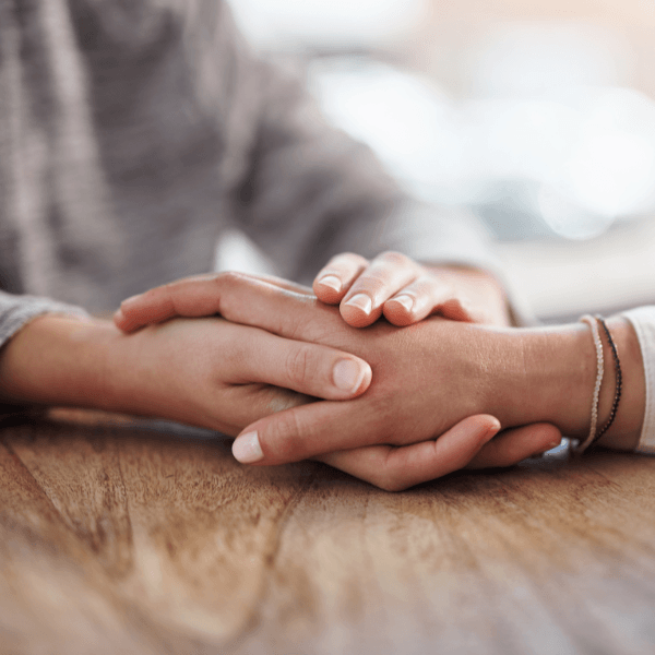 手を握りあっている人